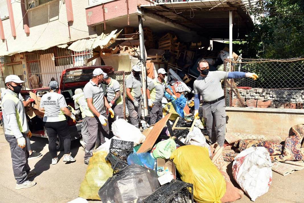 Kamyonlar yetmedi: Çöp partisi sona erdi! Apartmandan çıkanlar hayrete düşürdü 3